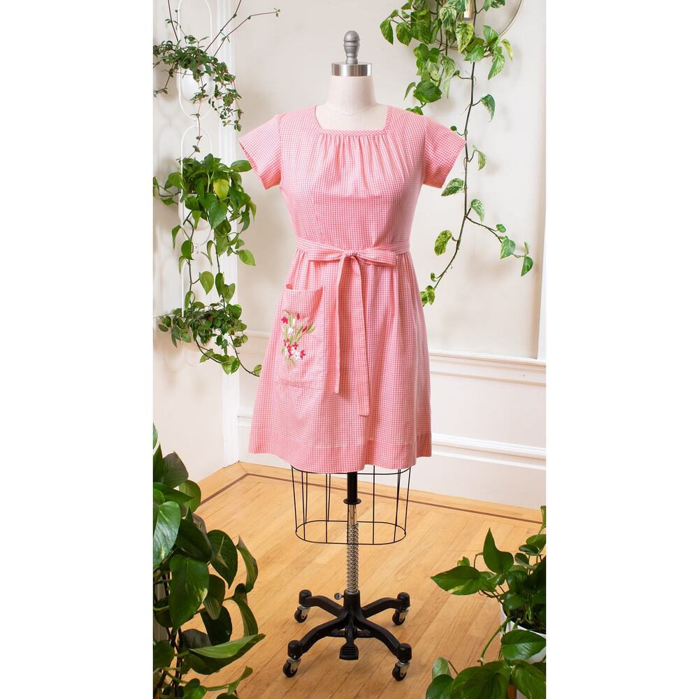 Vintage 1950s SWIRL Wrap Day Dress 50s Floral Embroidered Pink Gingham Cotton - Picture 2 of 8